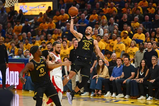 Golden State Warriors Steph Curry making a basket