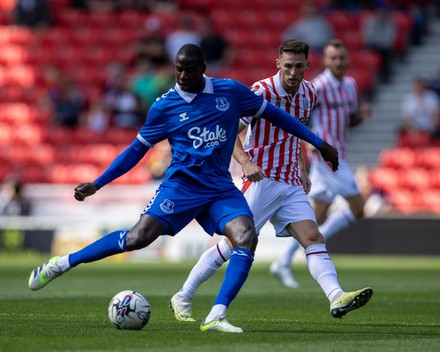 Doucouré is trying to cross the ball during a match. Unsuccessful as Sancho
